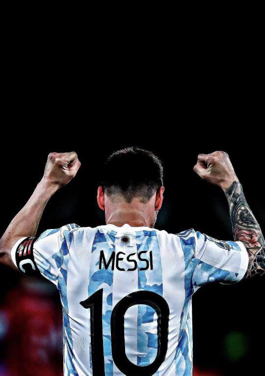 曼联在关键比赛中表现不佳，换人失误导致防守漏洞，边路优势被对手逆转，整体表现令球迷不满。