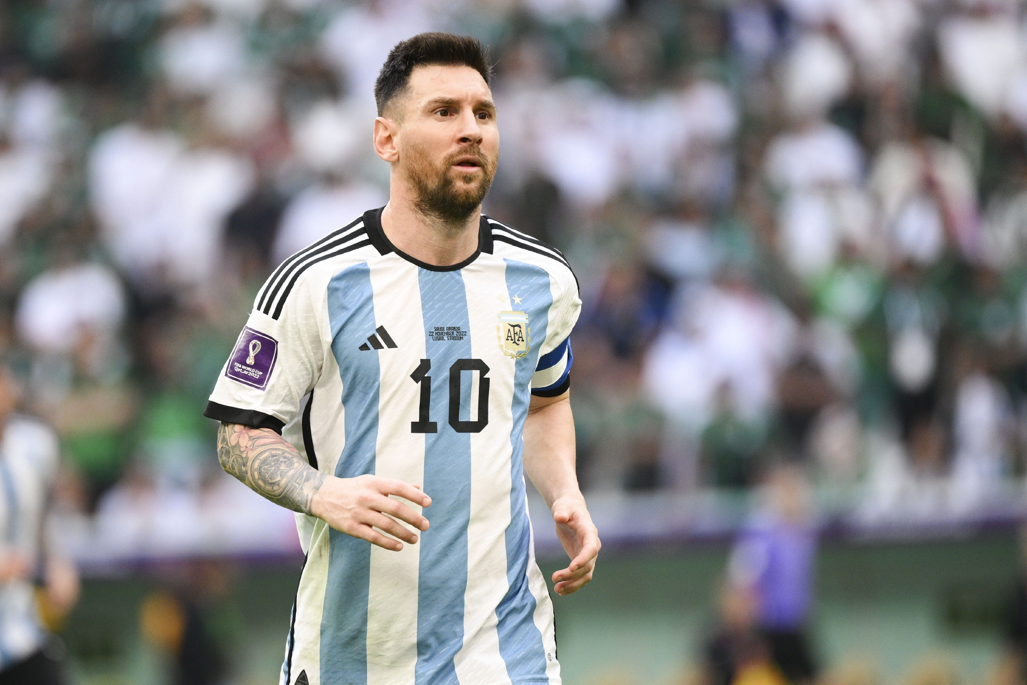 久常凉在比赛中手滑，球杆脱手刚好砸在了自己的小球上