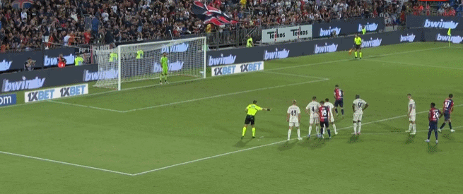 巴萨球迷再次在诺坎普比赛第10分钟集体高喊梅西的名字！