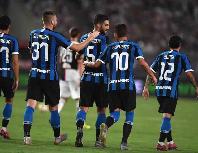 官方：纽卡斯尔联与17岁后卫埃皮亚签下职业合同